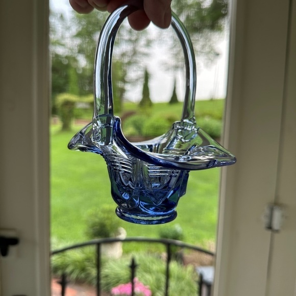 FENTON, VINTAGE, BLUE, GLASS BASKET WITH HANDLE. SMALL, PETAL LIKE BASKET. - Picture 5 of 7